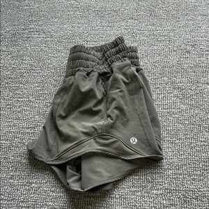 Lululemon Hotty Hot Low-Rise Lined Short 2.5